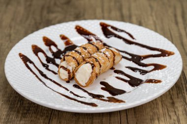 Geleneksel İtalyan tatlıları çikolata soslu cannoli ile servis edilir..