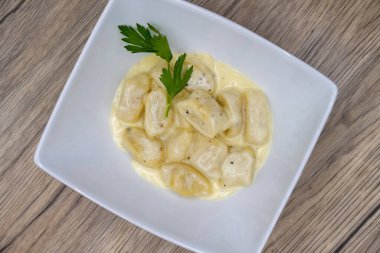 İtalyan aperatiflerinin genel görünüşü. Patates gnocchi. Yemekten önce mükemmel servis edilir ve pişirilir..
