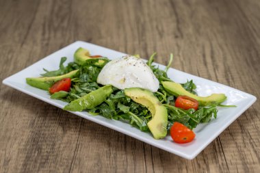 Peynirli İtalyan otları, avokado, vişneli domates ve roka salatası..