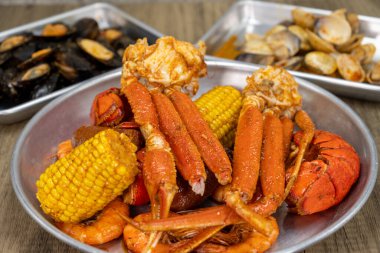 Deniz mahsulleri ziyafeti, yengeç bacağı, ıstakoz, mısır ve karidesle birlikte yengeç seçenekleri ile akşam yemeği..