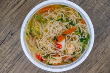 Deniz mahsulleri ramen çorbası sıcak servis edilir ve büyük bir kasede büyük bir iştah için..