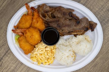 Kaburga, pilav ve kağıt tabakta makarna ile servis edilen çıtır katsu karidesi siparişi..