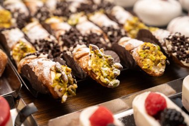 Otantik İtalyan hamur işi Cannoli tatlısından nefis bir yemek için cazip bir seçim..