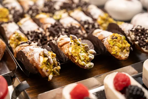 Otantik İtalyan hamur işi Cannoli tatlısından nefis bir yemek için cazip bir seçim..