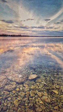 Arkasında bir göl olan güzel bir manzara.