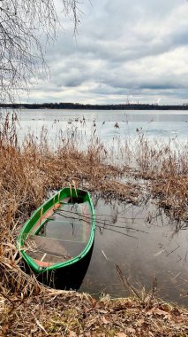 Gölde balıkçı teknesi