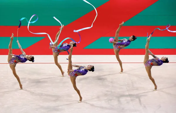 保加利亚索菲亚 2022年9月16日 第39届Fig体操世界锦标赛中国队队员 以2个球和3个丝带参加行动 图库照片