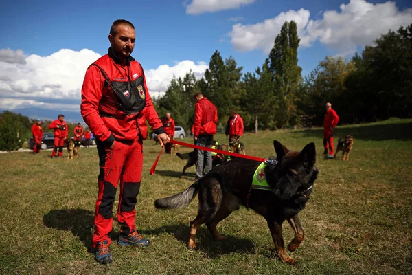 2022年9月21日 保加利亚红十字会医护人员与他们的狗一起参加示威 — 图库照片
