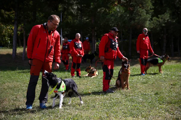 2022年9月21日 ブルガリア赤十字社の救急隊員が犬を連れてデモに参加 — ストック写真