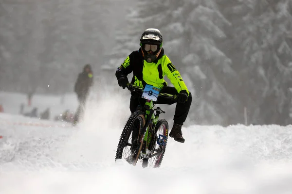 Sofia Bulgaria January 2022 Cyclist Rides Bike Downhill Extreme Snow — Stock fotografie