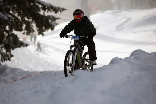 Sofia Bulgaria January 2022 Cyclist Rides Bike Downhill Extreme Snow — Stock Photo, Image