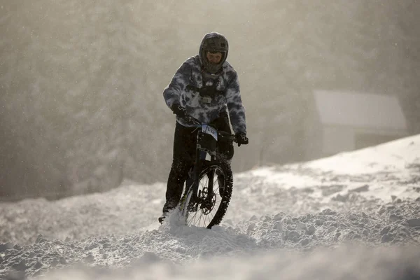 Sofia Bulgaria January 2022 Cyclist Rides Bike Downhill Extreme Snow — Stock Photo, Image