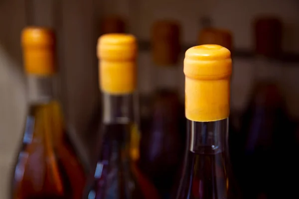 Бутылки Вина Деревянных Полках Винодельне — стоковое фото