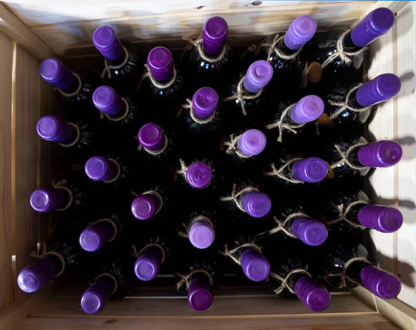 Flessen Wijn Houten Planken Een Wijnmakerij — Stockfoto