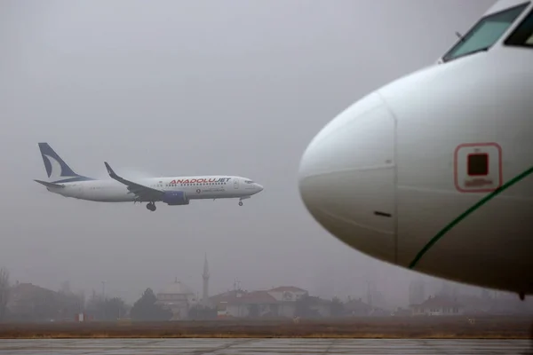 Ankara Turcja Grudnia 2022 Samolot Anadolujet Turkish Airlines Ląduje Lotnisku — Zdjęcie stockowe