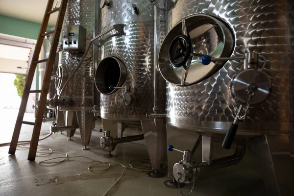 Edelstahltanks Weinfermenter Sind Der Beliebteste Gefäßtyp Für Die Weinbereitung Stockfoto