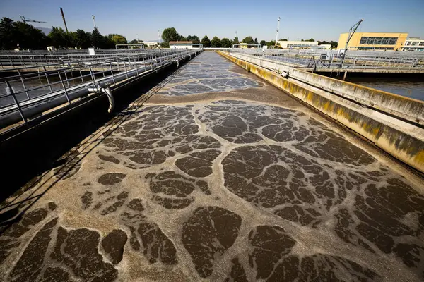 排水処理施設 下水処理 自治体の排水または下水と呼ばれる ロイヤリティフリーのストック写真