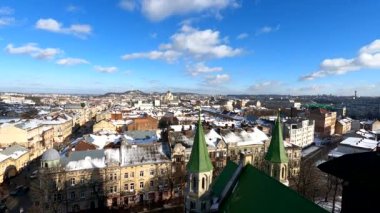 Kış mevsiminde şehir manzarasının hızlandırılması, Aziz Elizabeth ve Olga Kilisesi 'nin gözlem güvertesinden Lviv katedralleri ve binaları üzerine panoramik bir manzara.