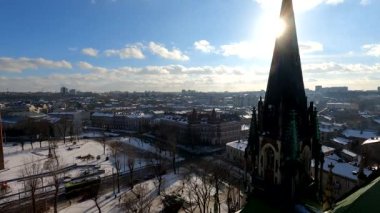 Kış mevsiminde şehir manzarasının hızlandırılması, Aziz Elizabeth ve Olga Kilisesi 'nin gözlem güvertesinden Lviv katedralleri ve binaları üzerine panoramik bir manzara.