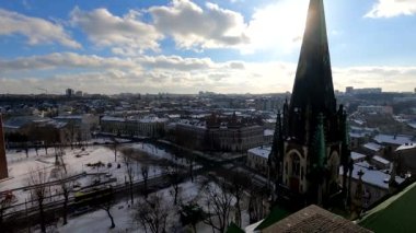 Kış mevsiminde şehir manzarasının hızlandırılması, Aziz Elizabeth ve Olga Kilisesi 'nin gözlem güvertesinden Lviv katedralleri ve binaları üzerine panoramik bir manzara.