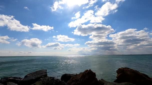 여행을 하면서 구름은 천천히 내려가고 햇빛은 반사되어 움직이지 바위에 반사됩니다 — 비디오