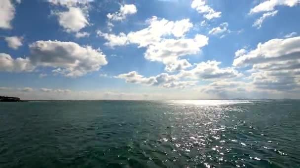 Açık Güneşli Bir Günde Deniz Manzarası Hızlanır Bulutlar Dinamik Bir — Stok video