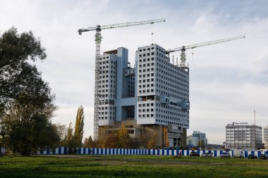 Kaliningrad, Rusya - 09 Kasım 2023: Sovyetler Birliği 'nin tarihi bölümündeki terk edilmiş binasının yıkılması