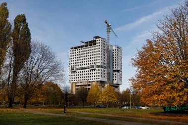 Kaliningrad, Rusya - 09 Kasım 2023: Sovyetler Birliği 'nin tarihi bölümündeki terk edilmiş binasının yıkılması