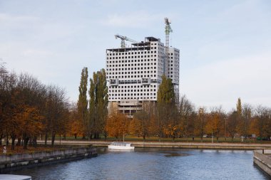 Kaliningrad, Rusya - 09 Kasım 2023: Sovyetler Birliği 'nin tarihi bölümündeki terk edilmiş binasının yıkılması