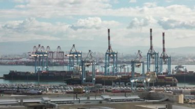 Hayfa, İsrail - 10 Mart 2024: Şehir limanında çalışan turnalar, zaman aşımı