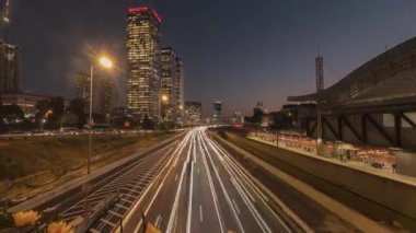 Tel Aviv, İsrail - 25 Şubat 2024: HaShalom Köprüsü 'ndeki karayolu trafiği gece vakti, zaman aşımı