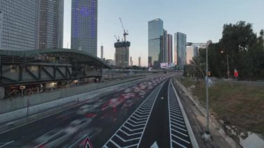 Tel Aviv, İsrail - 25 Şubat 2024: HaShalom Köprüsü 'ndeki karayolu trafiği gece vakti, zaman aşımı