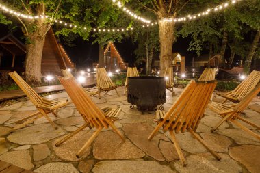 Svetlogorsk, Rusya - 26 Ağustos 2023: Glamping Shalash 'ta gece aydınlanması