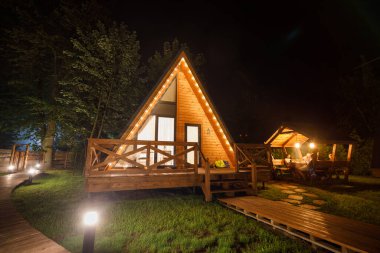 Svetlogorsk, Rusya - 26 Ağustos 2023: Glamping Shalash 'ta gece aydınlanması