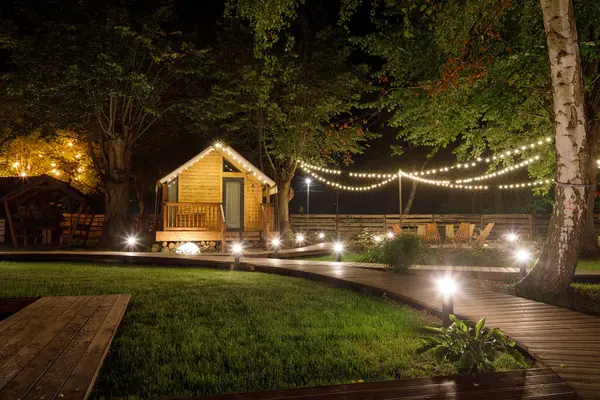 Svetlogorsk, Rusya - 26 Ağustos 2023: Glamping Shalash 'ta gece aydınlanması