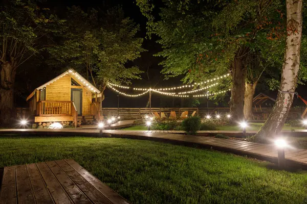 Svetlogorsk, Rusya - 26 Ağustos 2023: Glamping Shalash 'ta gece aydınlanması