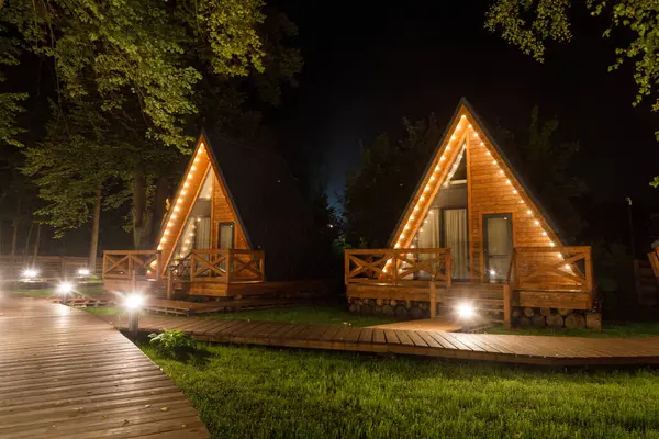 Svetlogorsk, Rusya - 26 Ağustos 2023: Glamping Shalash 'ta gece aydınlanması