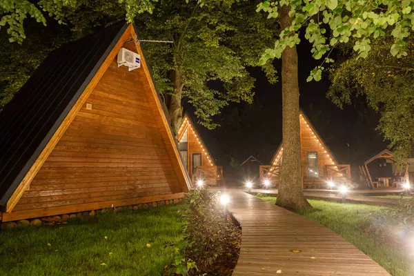 Svetlogorsk, Rusya - 26 Ağustos 2023: Glamping Shalash 'ta gece aydınlanması