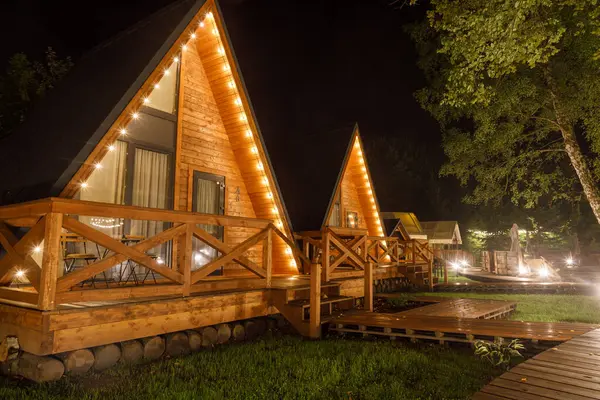 Svetlogorsk, Rusya - 26 Ağustos 2023: Glamping Shalash 'ta gece aydınlanması