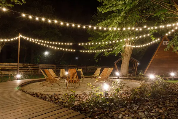 Svetlogorsk, Rusya - 26 Ağustos 2023: Glamping Shalash 'ta gece aydınlanması