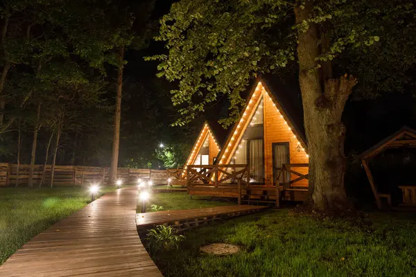 Svetlogorsk, Rusya - 26 Ağustos 2023: Glamping Shalash 'ta gece aydınlanması