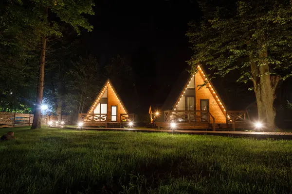 Svetlogorsk, Rusya - 26 Ağustos 2023: Glamping Shalash 'ta gece aydınlanması