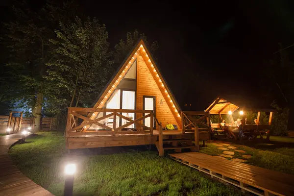 Svetlogorsk, Rusya - 26 Ağustos 2023: Glamping Shalash 'ta gece aydınlanması