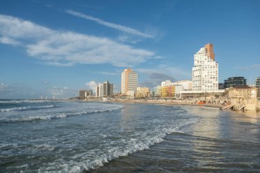 Tel Aviv, İsrail - 07 Mart 2024: Şehirdeki kumsalda oteller ve gökdelenler