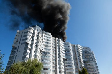 Kaliningrad Balıkçı Köyü 'ndeki yüksek katlı bir binanın çatı katında yangın çıktı.