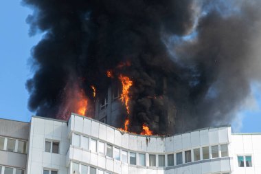 Kaliningrad Balıkçı Köyü 'ndeki yüksek katlı bir binanın çatı katında yangın çıktı.