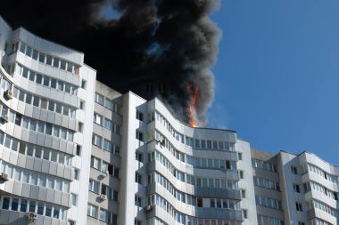 Kaliningrad Balıkçı Köyü 'ndeki yüksek katlı bir binanın çatı katında yangın çıktı.