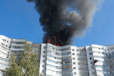 Kaliningrad Balıkçı Köyü 'ndeki yüksek katlı bir binanın çatı katında yangın çıktı.