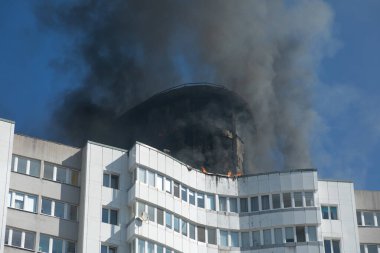 Kaliningrad Balıkçı Köyü 'ndeki yüksek katlı bir binanın çatı katında yangın çıktı.