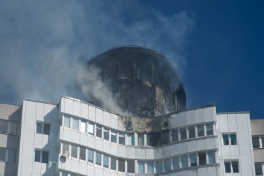 Kaliningrad Balıkçı Köyü 'ndeki yüksek katlı bir binanın çatı katında yangın çıktı.